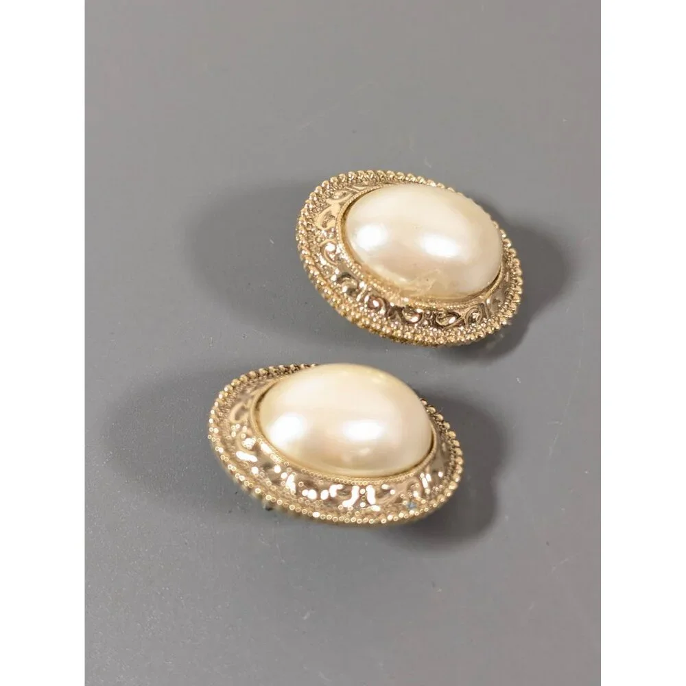 Vintage‎ 1928 Cream Oval Faux Pearl Cabochon Halo Classic Earrings Pierced